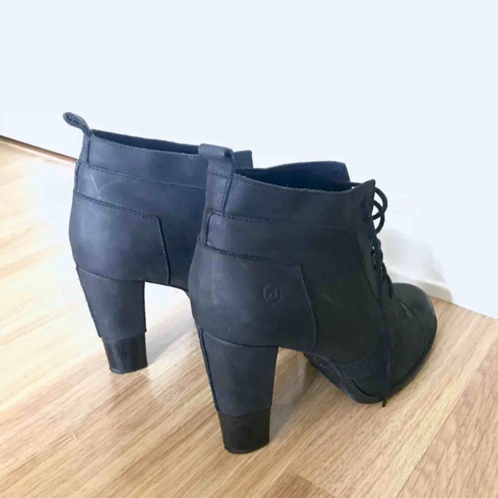 Svarta boots från Bronx i suede i storlek 40. Snygg design från Bronx som jag aldrig har använt. Smal passform. Ca 7 cm klack. Skor.