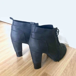  - Svarta boots från Bronx i suede i storlek 40. Snygg design från Bronx som jag aldrig har använt. Smal passform. Ca 7 cm klack