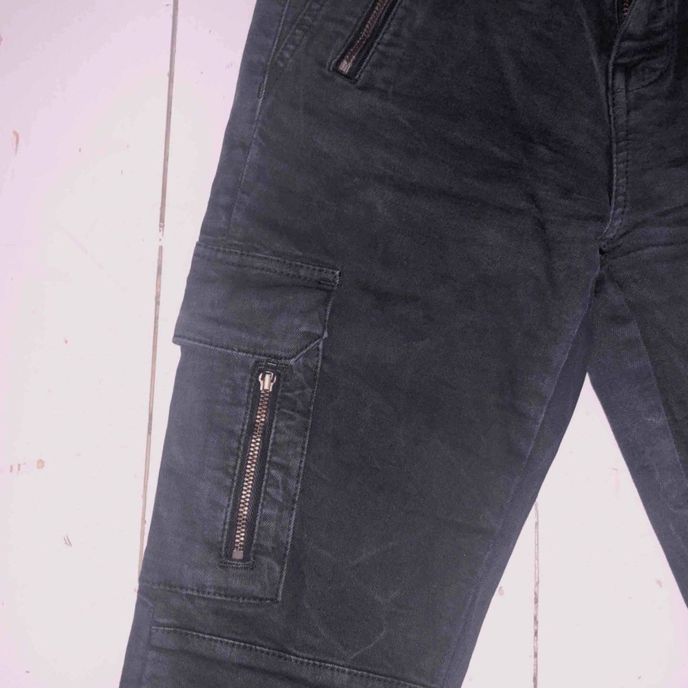 Cargo jeans från zara med fickor på låren, i en svart/grå färg. Vanliga tighta jeans dvs ingen bootcut. Frakt tillkommer & betalning sker via swish! (Mer info i beskrivningen). Jeans & Byxor.
