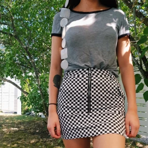  - Grå tisha från UO i USA, Nypris 349, tunt material och SUPERSKÖN när det är varmt. Frakt ingår 