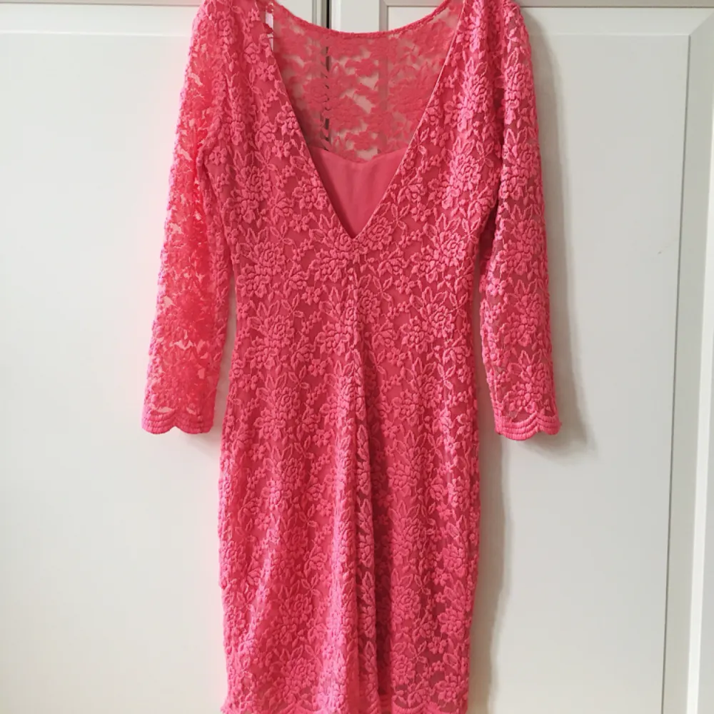 Supersnygg rosa spetsklänning från Topshop med V-ringad öppning på ryggen.  🌻 Kolla gärna in min profil för fler plagg, och hör av er om ni har några frågor! . Klänningar.