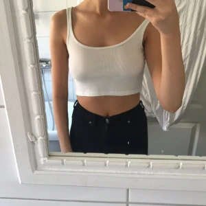  - Litet croppat linne från Brandy Melville i One size men sitter mer som en XS/S. Lite genomskinlig vid brösten när tyget stretchas ut annars superfin. Frakt 18kr.