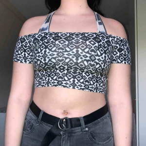  - Croptop från hm. Använd ett få antal gånger. Tvättar innan den skickas iväg. Köparen står för frakten