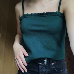  - Superfint mörkgrönt linne från bikbok. Aldrig använt, nypris 199kr.  Köparen står för frakt på 18kr (: