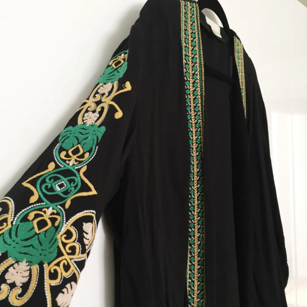 Kofta/kimono från H&M med broderi framtill och på ärmarna. Tröjor & Koftor.