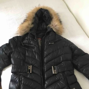  - Hollies jacka köpt förra året . Str 42  Dragkedjan vid fickan  går ej stänga 