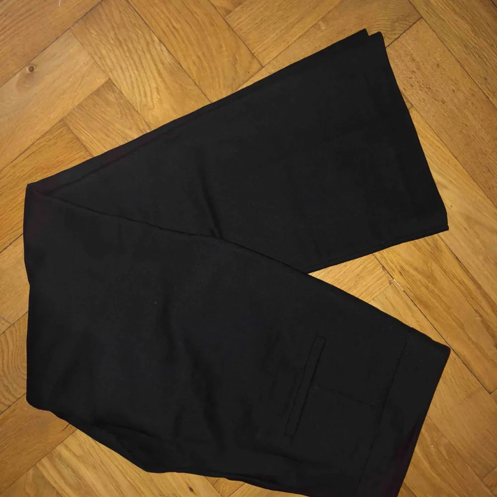 Svarta kostymbyxor, lite kortare och lite utsvängda nedtill, från Mango. Väldigt fina på!. Jeans & Byxor.
