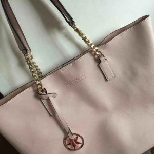  - Ljusrosa helt oanvänd väska från primadonna, ett italienskt märke! Den är rymlig och stor men fortfarande jättefin och stilren. Nypris ca 400kr!