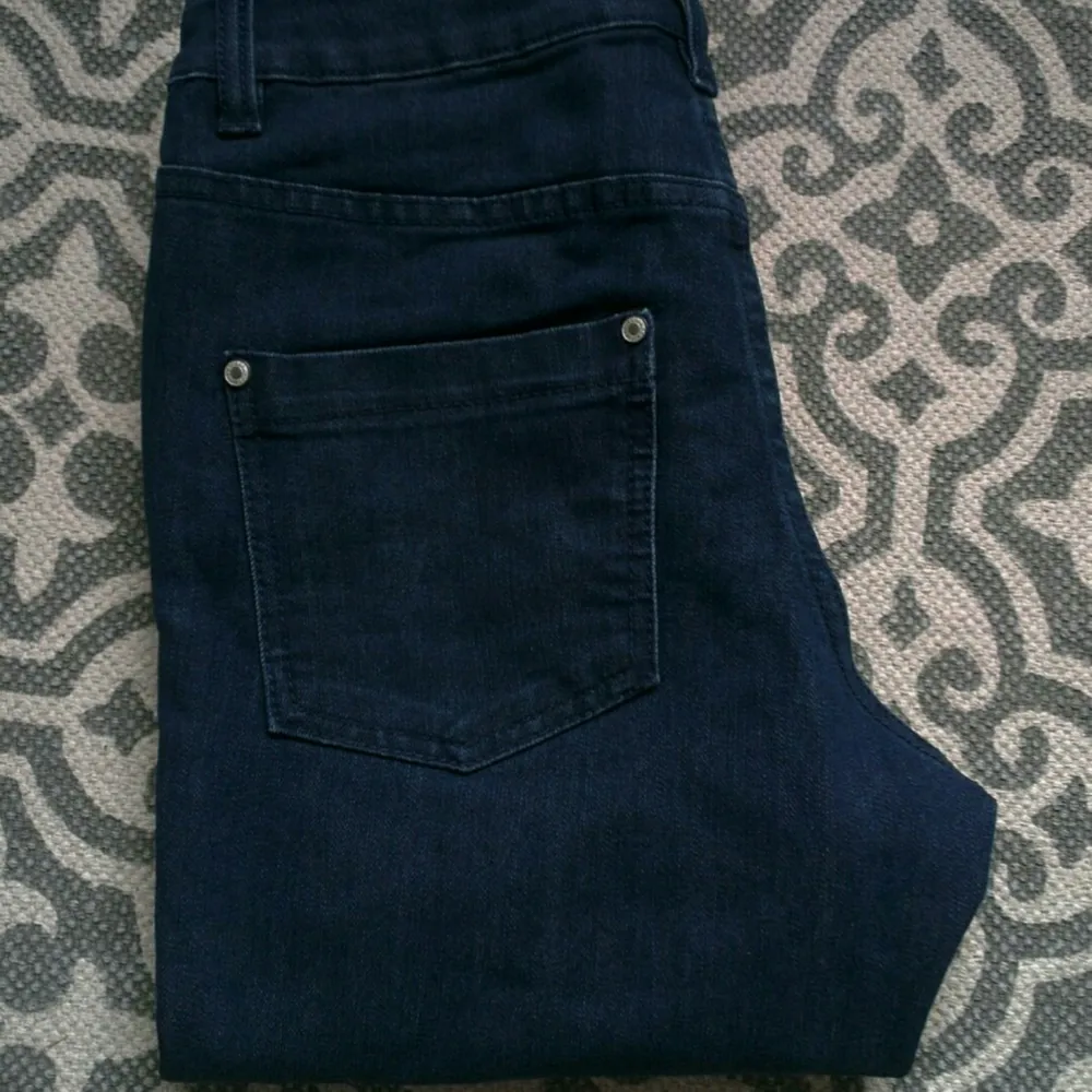 Fina oanvända jeans från ellos i strl 36, med dragskedjor på utsidan i benslut. Frakt: 54 kr. Jeans & Byxor.