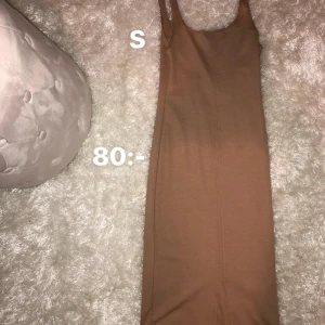  - Beige klänning ifrån zara. Använd 1 gång. 