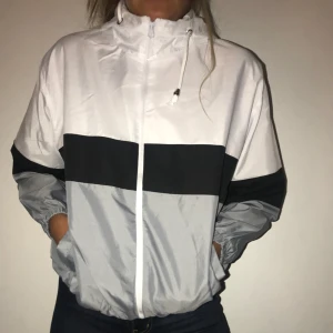  - Tunn vindjacka, endast testad  Frakt tillkommer 