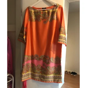  - Aldrig använd klänning från hm. 