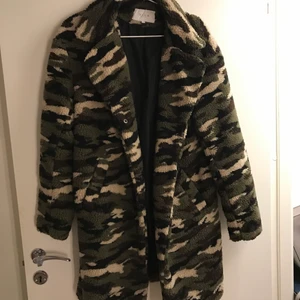 Teddy jacka  - Super cool teddy jacka/kappa i militär mönster. 