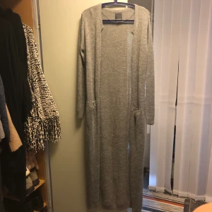 Lång mörk blå och grå färg  - Strl M dem nya inte använd  st 100kr