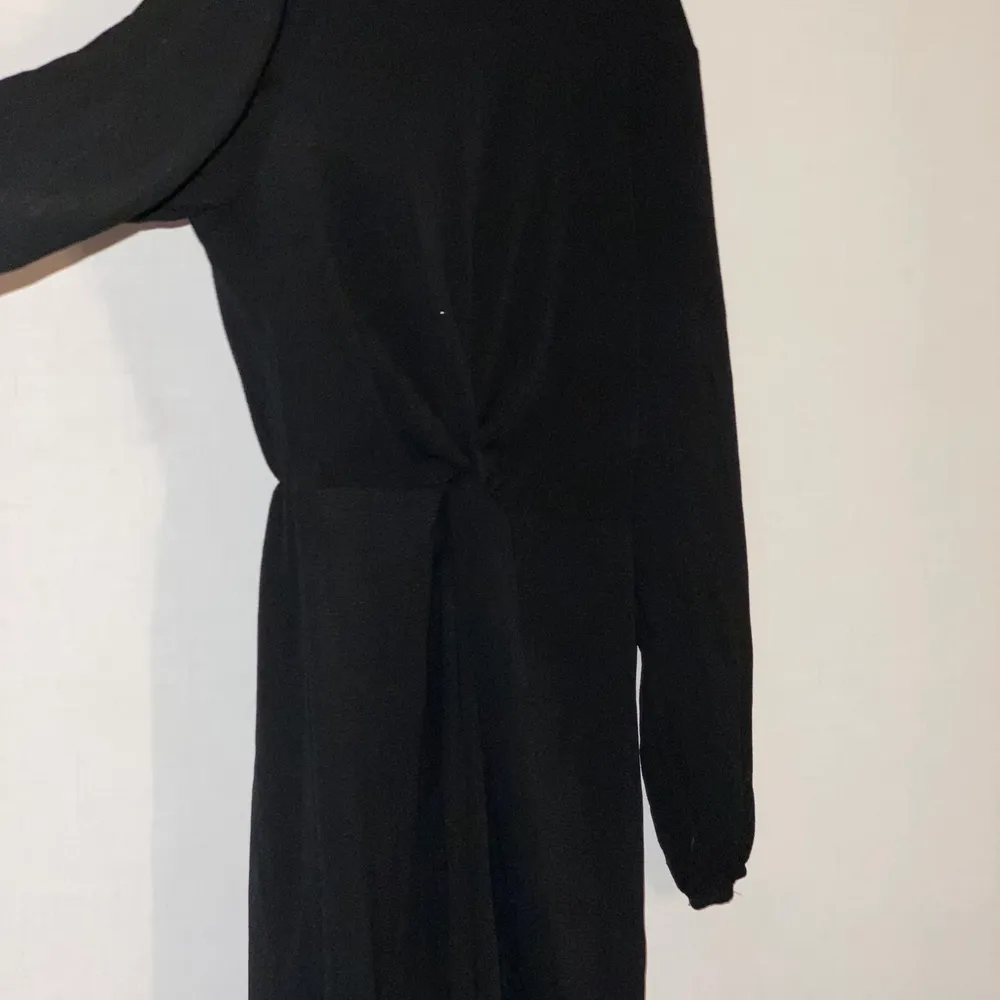 En suuuuper söt svart klänning från Gina tricot. Aldrig använt den. Super fina detaljer vid magen. ( frakt tillkommer ). Klänningar.
