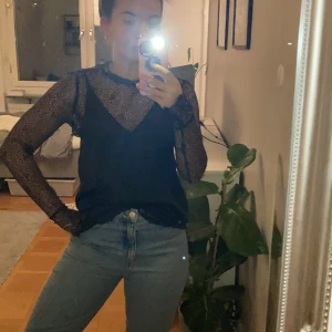 Snygg festtopp! - Snygg festtopp från bikbok som tyvär inte kommit till användning så mycket. Lite svår att sätta på men när den väl är på sitter den super snyggt.