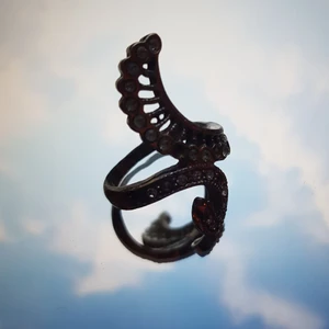 Ring  - Söt ring med blingstenar. Några av blingstenarna saknas, men som man ser på bilden så syns det inte jättetydligt. Antingen bryr man sig inte eller så gillar man den obryda viben det ger. Men säljer därför för bara 10kr exklusive frakt (11kr). Dock ingår alltid gratis frakt vid köp över 300kr. Skriv i dm vid intresse eller för frågor. 