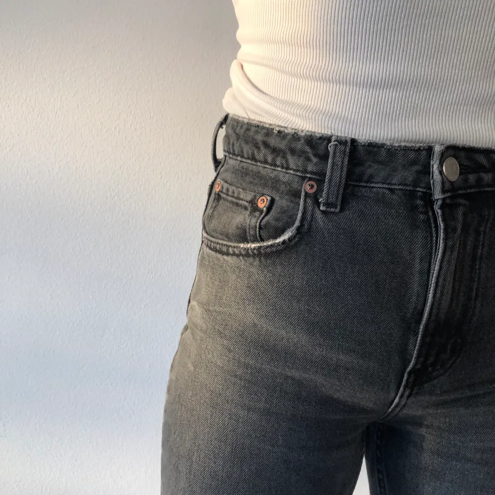 Svart-tvättade weekday jeans i strl 27/30 modellen ”Seattle”. Knappt använda då de är för små för mig. Highwaisted 🧡⚡️🔥 . Jeans & Byxor.
