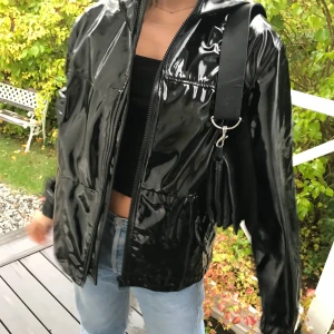 Vinyljacka - Säljer denna vinyljacka från hm, köpt vintage och går inte att få tag på som ny längre, frakt 66kr!