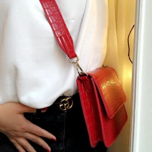 Crossbody väska - Röd crossbody väska i ”ormskinn” från Gina Tricot. Nyskick endast använd ett fåtal gånger. 