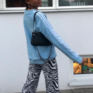 Adidas tröja  - adidas sweatshirt i världens finaste blåa färg💙💙 storlek m! jättefin i skicket🤍🤍💙