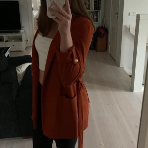 Kavaj  - En höstig kavaj i fint skick, som tyvärr inte kom till användning här. Endast provad, prislapp kvar. Man kan välja mellan att ha hel lång ärm eller 3/4 ärm (se bild 3). Köparen står för frakten. 