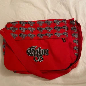 90’s FUBU Axelremsväska Röd  - Snygg axelremsväska från märket FUBU som var stort i inom hiphop på 90-talet! Om många är intresserade sker budgivning i kommentarerna - höj med 10kr! Köparen står för frakten 💘💫🤝