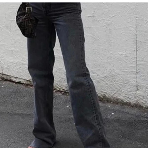 Gråa zara jeans - Supercoola jeans som inte längre finns kvar på zara!! Utgångspris 350kr dom är väldigt bra skick😍 buda på i kommentarsfältet och kom med frågor om ni har några❤️