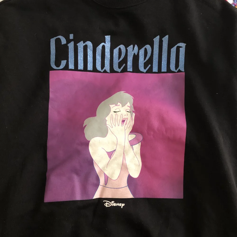 En fin sweatshirt ifrån H&M med Disney motiv💗 sitter lite oversized på mig som vanligen är en S, i bra skick då jag bara använt den ca 5 gånger! . Tröjor & Koftor.