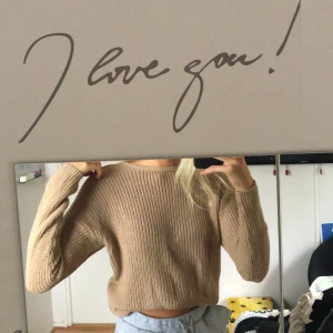 Stickad tröja  - Stickad tröja från nakd, storlek xxs. Färg: beige/ljusbrun. V-ringad i ryggen men kan användas åt båda håll. Knappt använd. Originalpris: 299