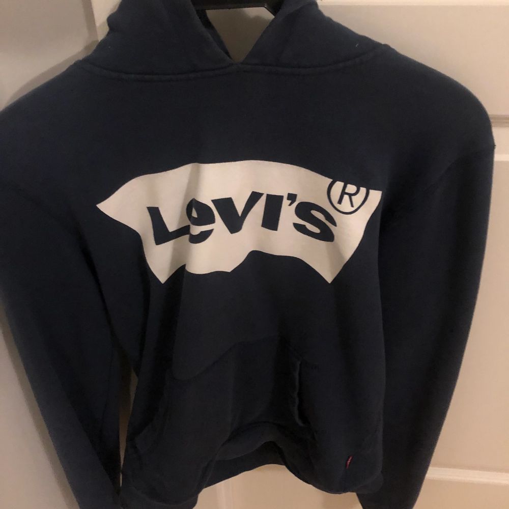 Säljer min Levis hoodie från kids brandstore. Köparen betalar frakten 🥰. Tröjor & Koftor.