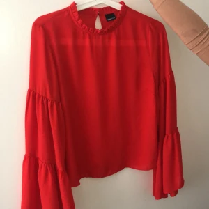 Röd Blus - En röd blus från GinaTricot och använder inte! Skriv för fler bilder 