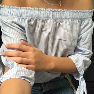  - Jätte söt vit-blå randig blus/topp, aldrig använd🌥