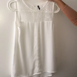 Vit blus - En vit blus från ONLY, användts 3 gånger. Skriv för fler bilder