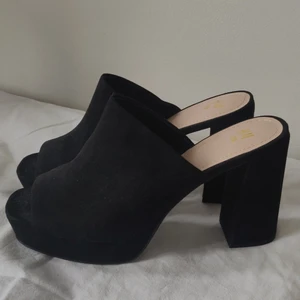 Klackskor från H&M - Klackskor från H&M I svart mocka imitation. Storlek 39 med Klackhöjd på ca 10.5cm. Endast använda några få gånger och i väldigt fint skick.