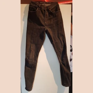 Jeans - Snygga jeans från bikbok. Superstretchiga och sköna men har tyvärr växt ur dom. Gråsvarta i färgen och i bra skick.  Pris +frakt