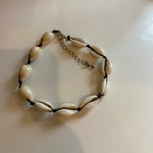 Ankelband med snäckor  - Ankelband med vit/gula snäckor. Används fåtal gånger