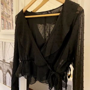 Svart blus - En supersöt svart blus från boohoo. Aldrig använd! Stl 40 men skulle definitivt säga att den passar bäst på en S! Funkar troligtvis på en XS och M också. Frakt tillkommer :)
