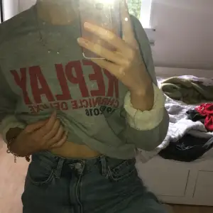 Grå replay sweatshirt köpt på herravdelningen i storlek M. Passar mig som har storlek S/ Xs men är lite oversized. Superskön, säljer då jag har en liknande.