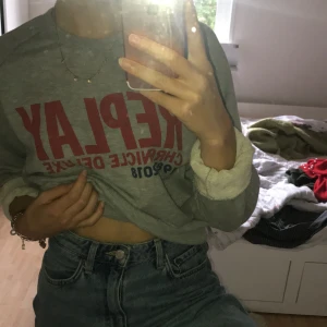Replay sweatshirt  - Grå replay sweatshirt köpt på herravdelningen i storlek M. Passar mig som har storlek S/ Xs men är lite oversized. Superskön, säljer då jag har en liknande.