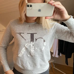 Calvin Klein sweatshirt  - Bra skick, använt många gånger men fortfarande bra kvalitet. 