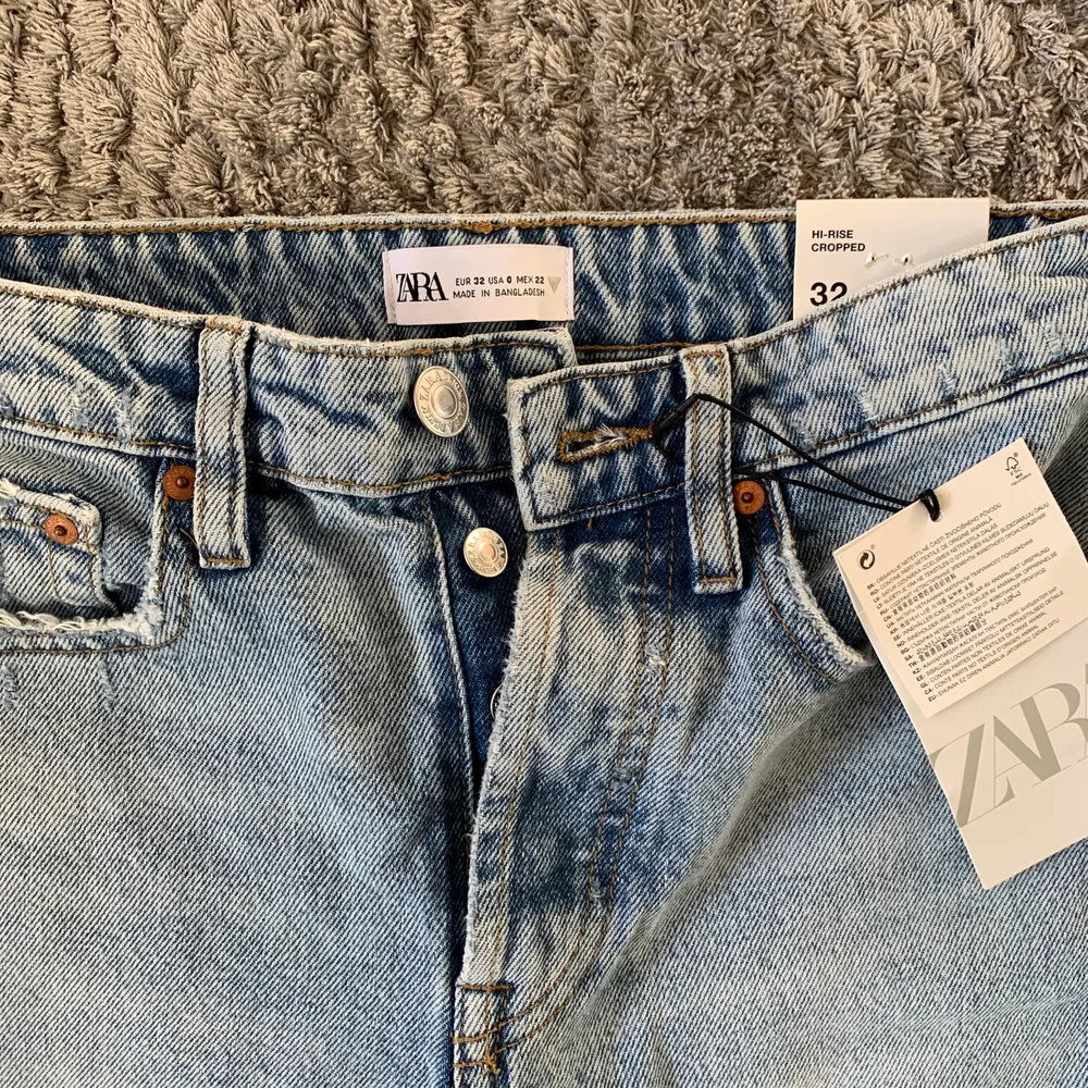 Säljer ett par skit snygga  ljusa jeans från Zara, men tyvärr aldrig använda pga för liten storlek. Jag kan mötas upp på annars får du betala frakten! . Jeans & Byxor.
