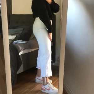Jeans 🤍 - Väldigt fina vita utsvängda/raka jeans som är i en lite kortare modell 🤍🤍 Från H&M i storlek 40 men passar även 38. Inte använda många gånger 🤍 Köpare står för frakten!