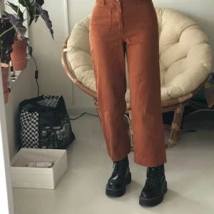 Bruna monki byxor  - Bruna monkibyxor som inte används längre! Storlek 36 dem är raka i modellen, bra skick:) har dessa i svart också skriv för bilder!
