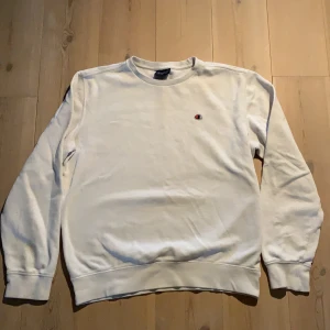 Champion sweatshirt  - Vit champion sweatshirt i storlek M. Köparen står för frakt! :)