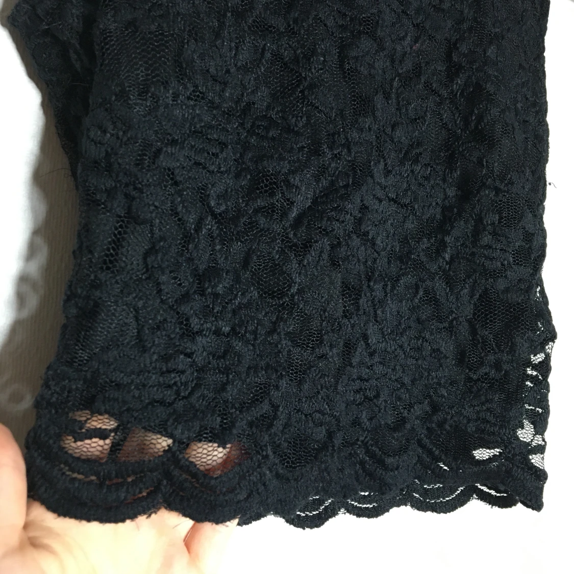 Svart blommig/lace croptop. Strl: xs - 91