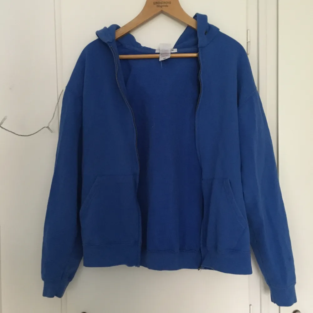 Så tuff ultramarine blå zip hoodie i storlek M!🥶 Köpt second hand i Sthlm, och i jättefint skick. Den har inget snöre, men hål där man kan stoppa i ett. Frakt tillkommer. . Hoodies.