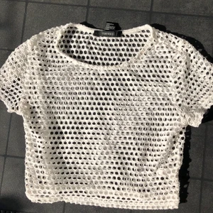 Cool tröja från forever 21! - Svincool tröja köpt på forever 21 i USA förra året! Man ska ju absolut inte ha röd bh som jag har, men jag e säker på att ni kan stylea den mycket bättre! Den är i ett jättebra skick!💖 