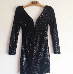  - Svart paljettklänning som aldrig är använd pga. sen leverans så den kom efter nyår. 