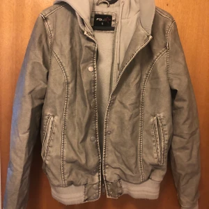 Jacka  - En jacka med inbyggd hoodie I stormed S